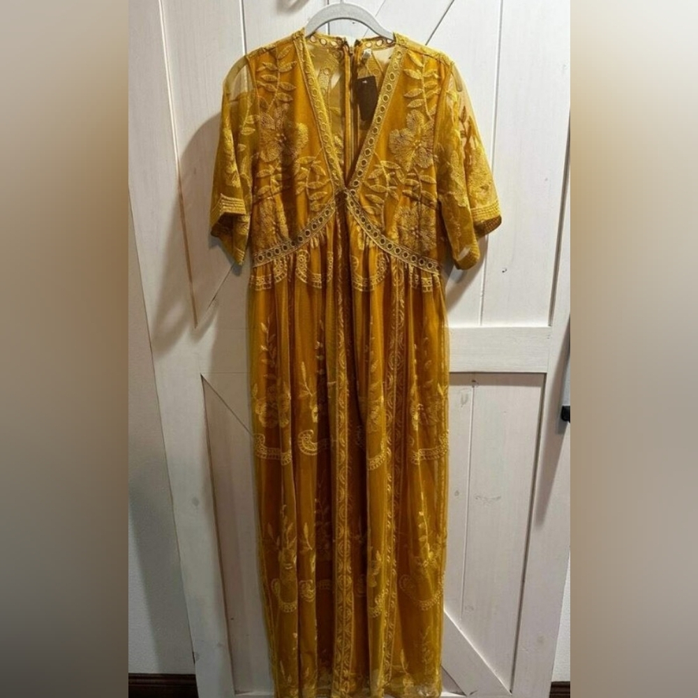 Gorgeous maternity gown. Only worn one time for maternity photos. Size large.